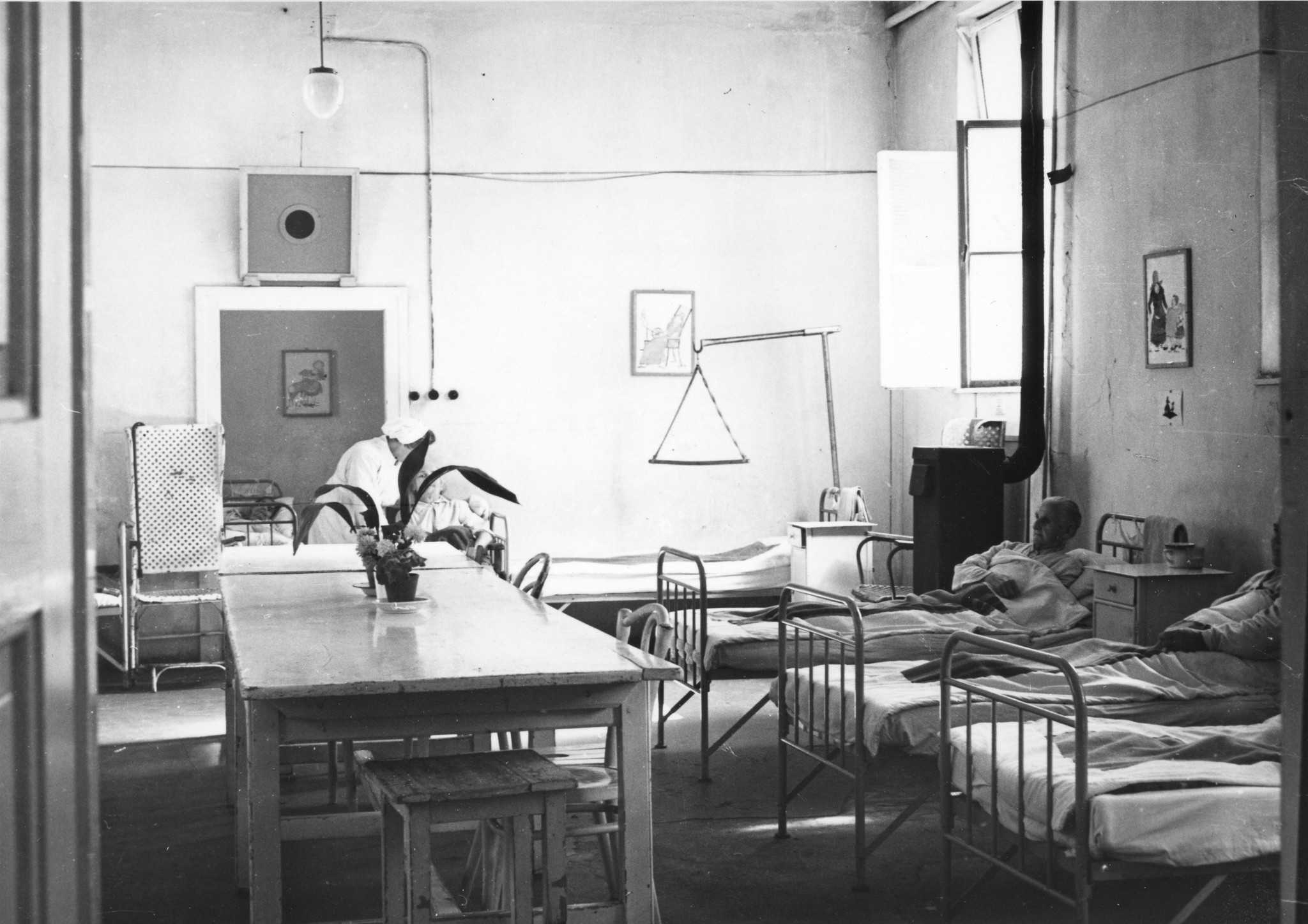 "Rekonvaleszentenheim für Flüchtlinge Wien 12, Okt. 1949", Patienten in ihren Betten