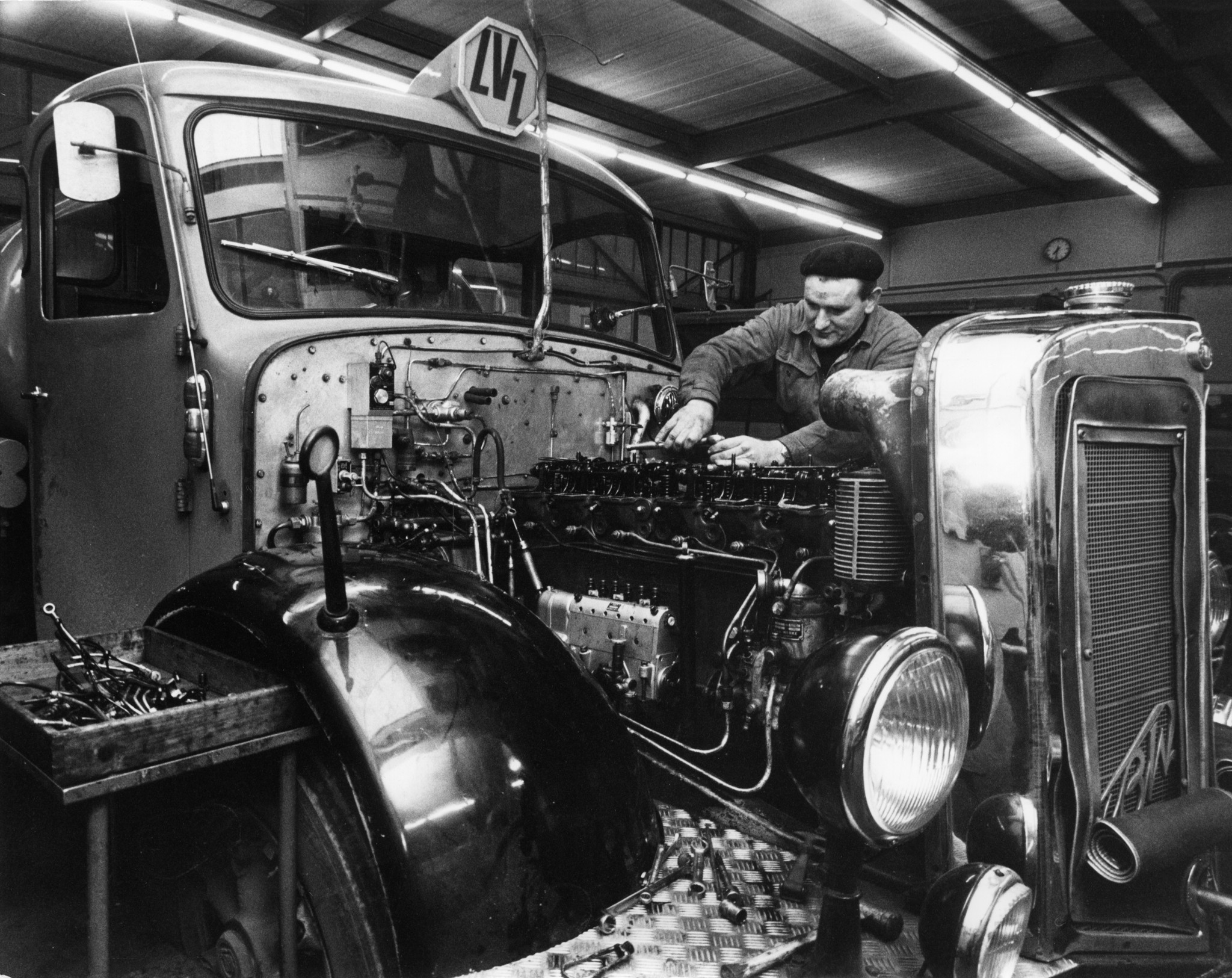 Automechaniker bei der Arbeit an einem Lastwagen-Motor