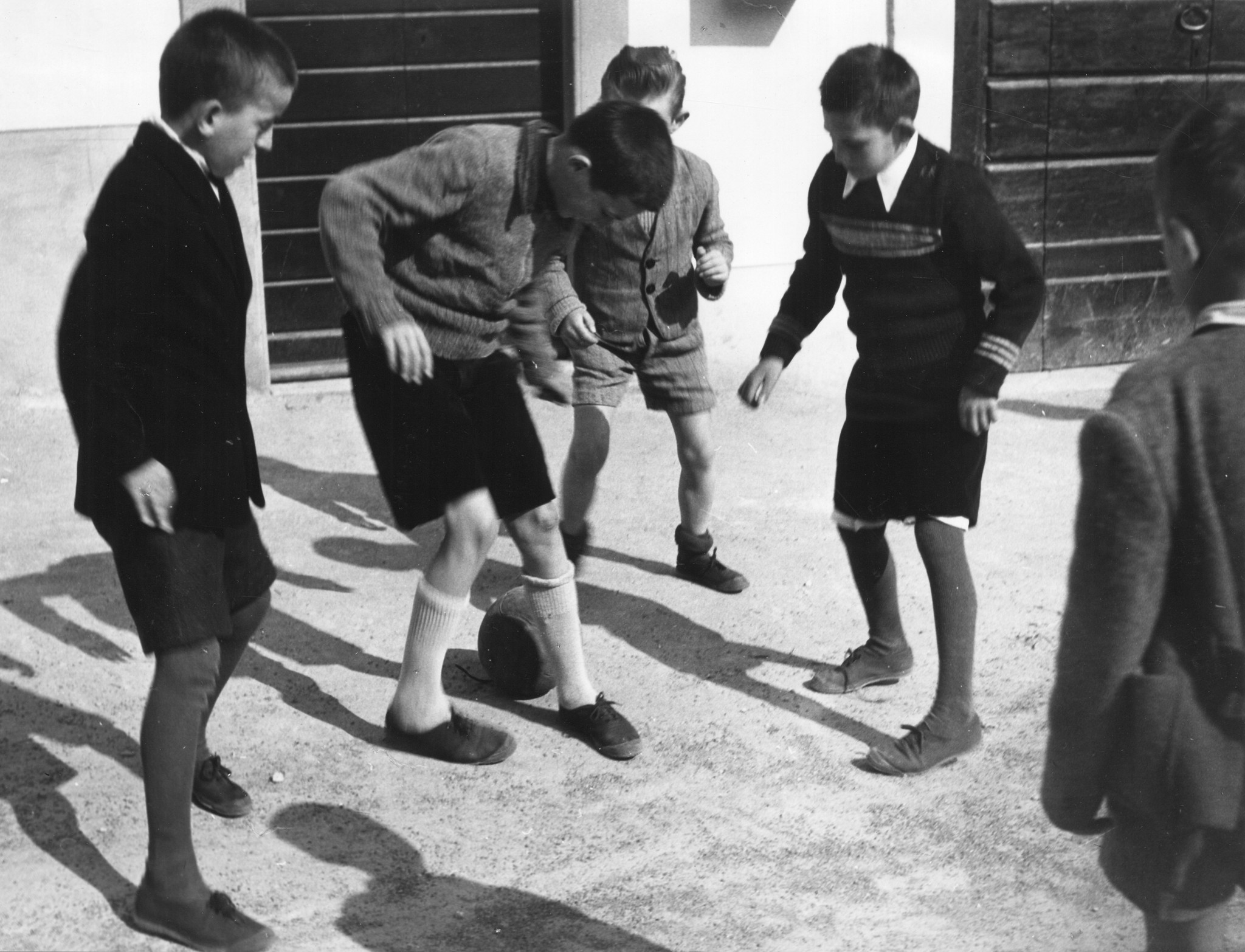 Knaben spielen Fussball
