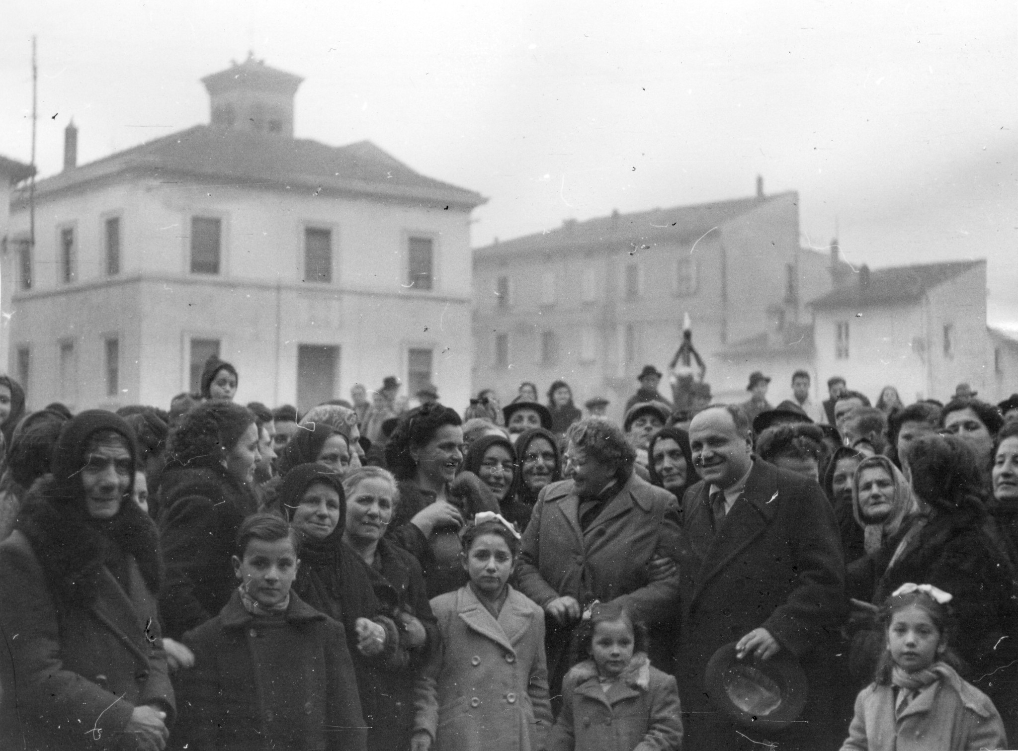 "Molinella, Januar 1946. Die Menge nach der Zusammenkunft im Volkshaus. (In der Mitte R. Kägi und Prof. Pirani)