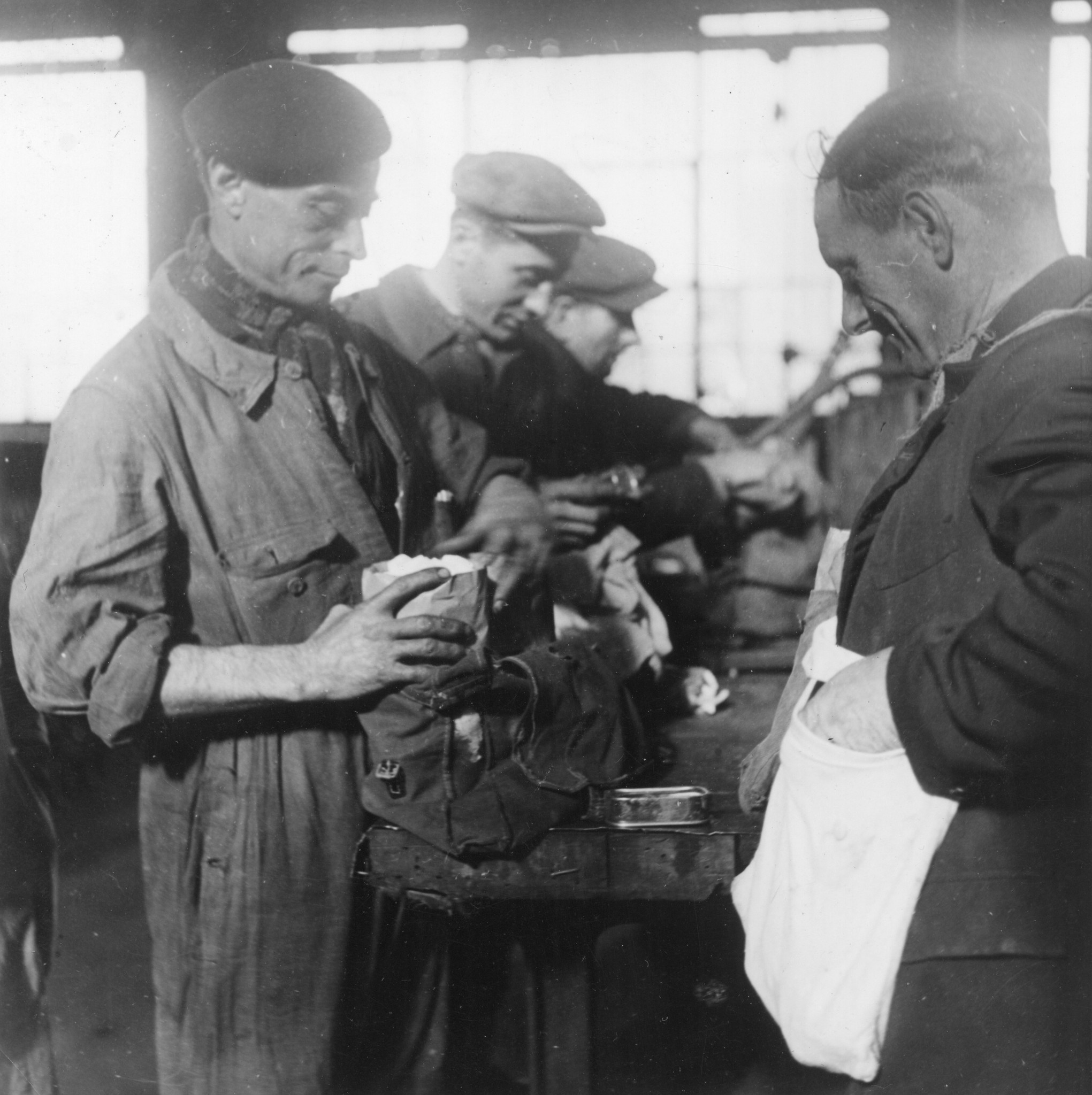 "Frohe Gesichter bei der Übernahme", "Lyon, Oktober 1944. Französische Arbeiter und Arbeiterinnen der Fabriken Berliet nehmen Lebensmittel des SAH in Empfang."