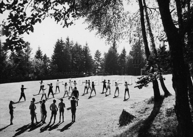 Jugendliche beim Turnen; um 1960