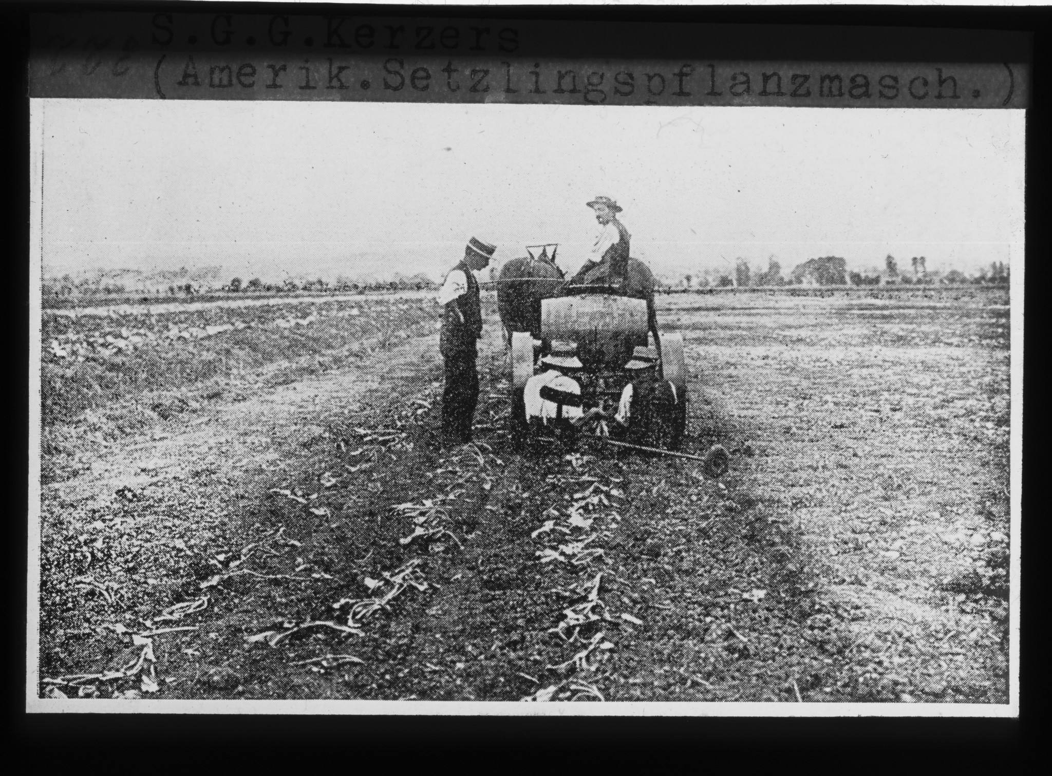 Dia: Feld der S.G.G. (Schweizerische Genossenschaft für Gemüsebau), zwei Arbeiter mit einer amerikanischen Setzlingspflanzmaschine.