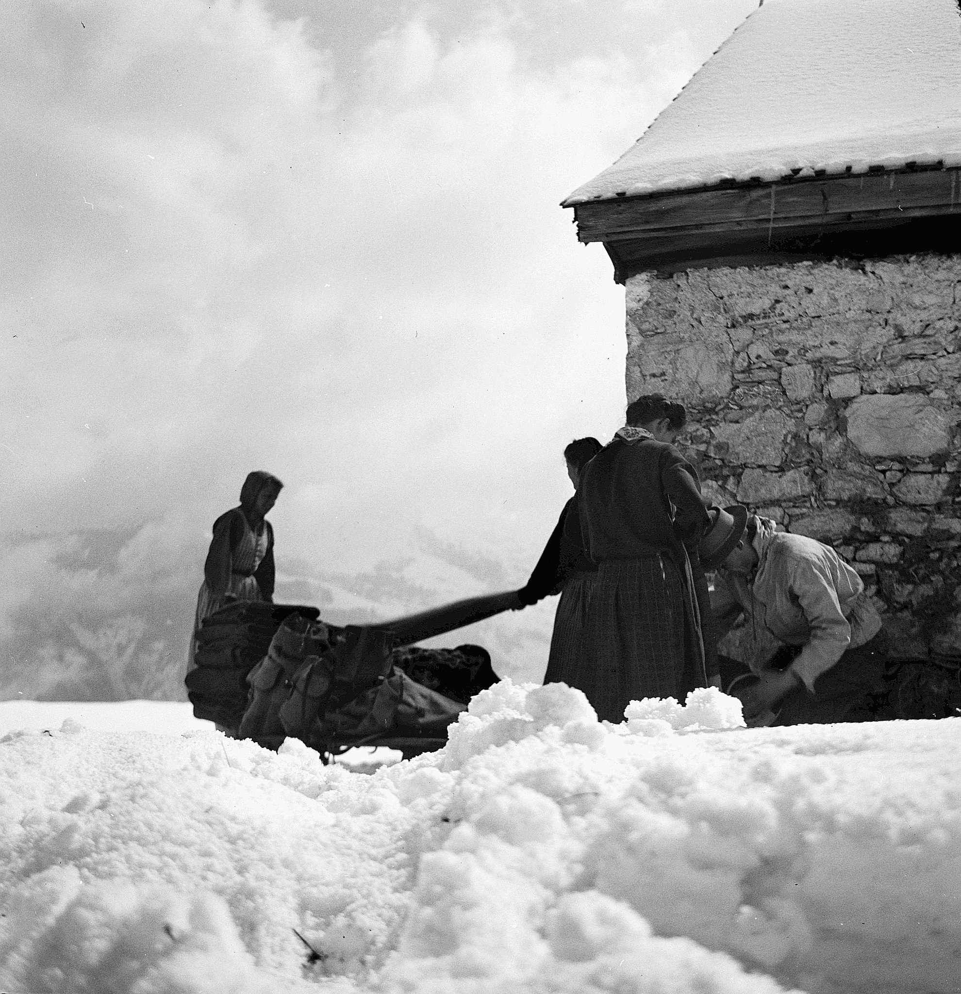 Skihütte Ober Altberg Jbergeregg (sic) - Altwandervogel vor der Hütte auf dem Schnee - Mit Gepäck beladener Schlitten (vermutlich) (