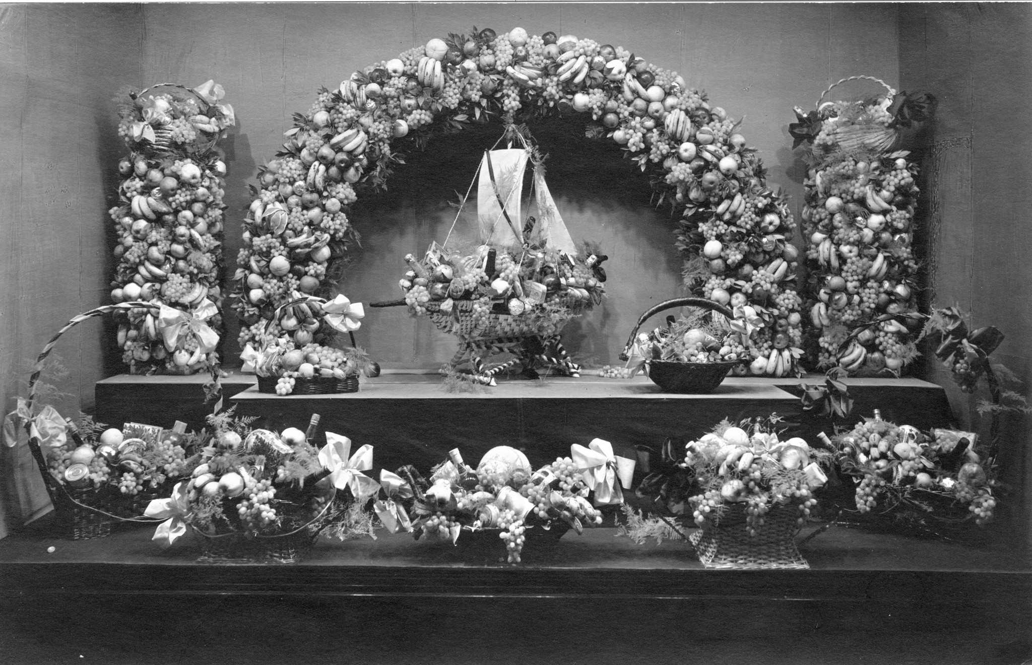 Lebensmittelladen St. Annahof in Zürich: Obstfenster Weihnachten 1920