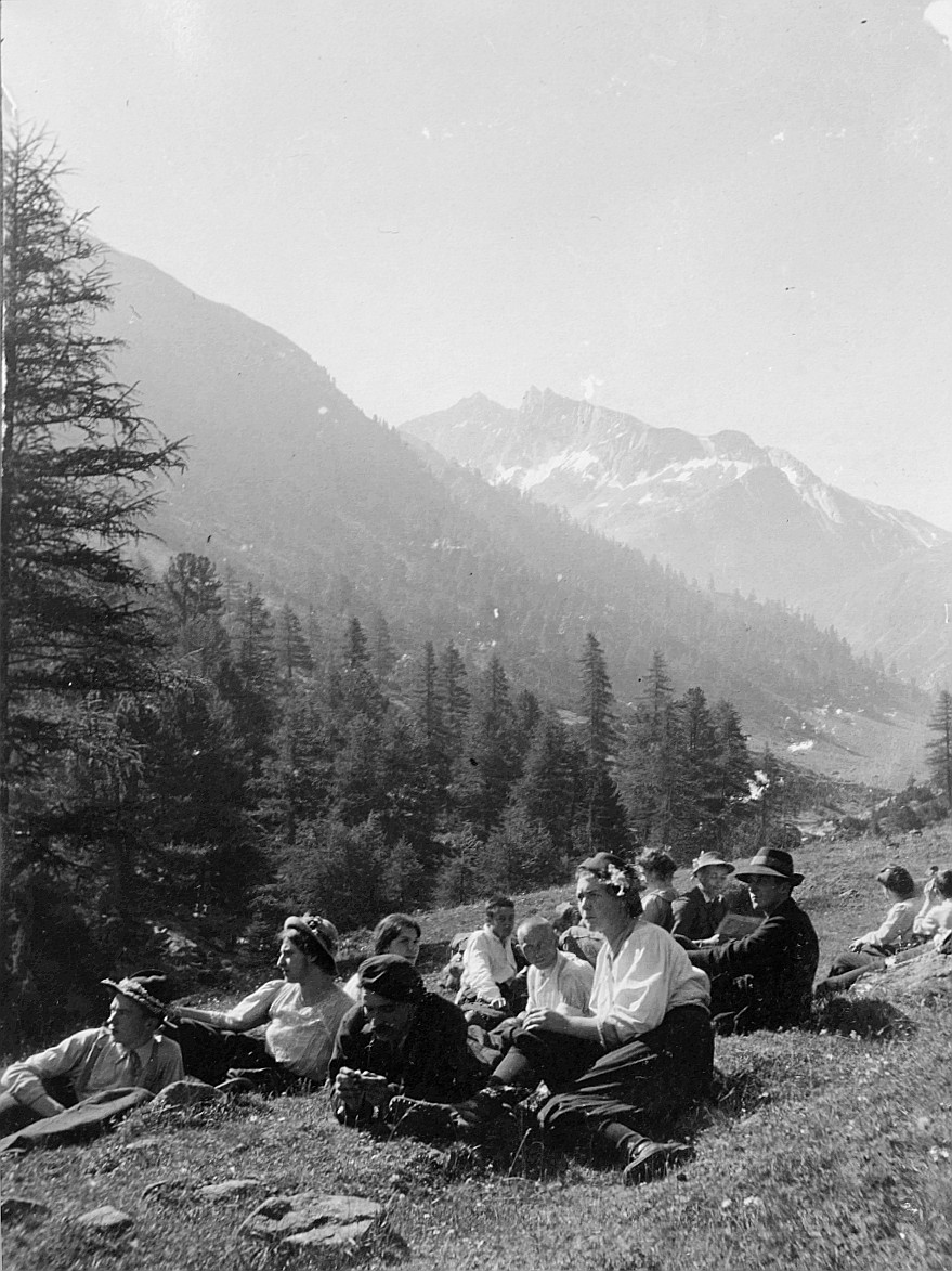 Rast auf der Forcola di Livigno - Wandervögel in Graubünden - Grosse Fahrt 1909 von Emmi Bloch (1887-1978) (1909)
