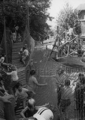 "Schulplatz Stansstaad" - Kinder auf Hängebrücke und Klettergerüst; 1981
