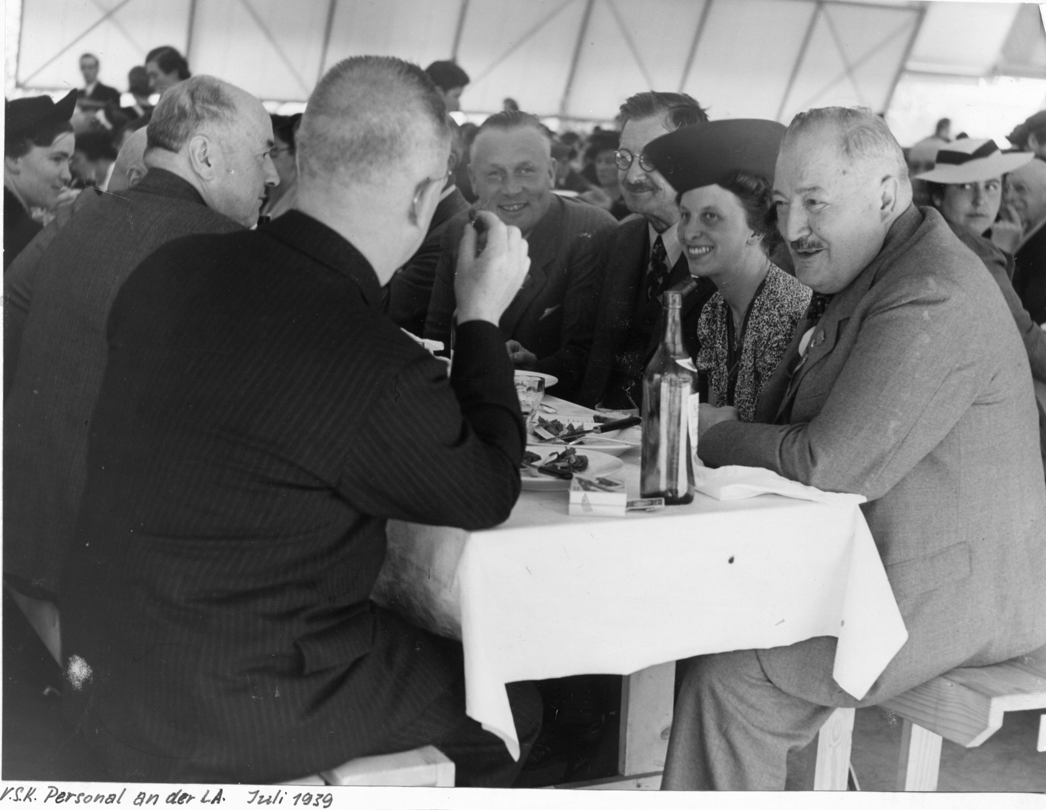 Personal des Verbandes Schweizerischer Konsumvereine an einer Versammlung, Juli 1939