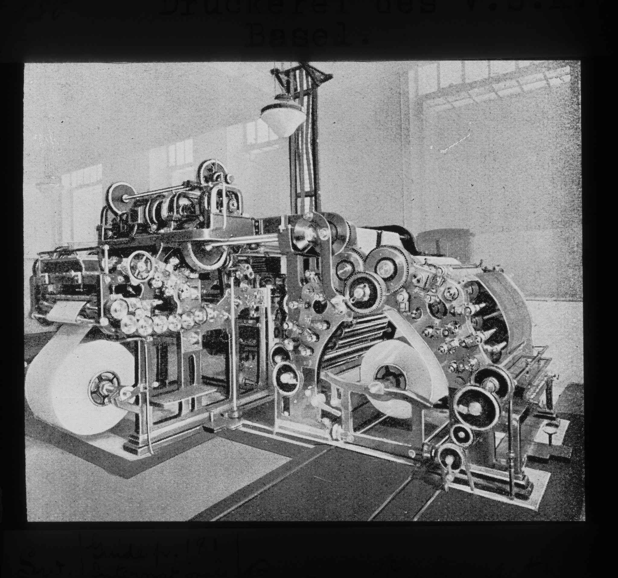 Dia: Druckmaschine mit Papierrolle in der Druckerei des V.S.K. (Verband schweizerischer Konsumvereine) in Basel.