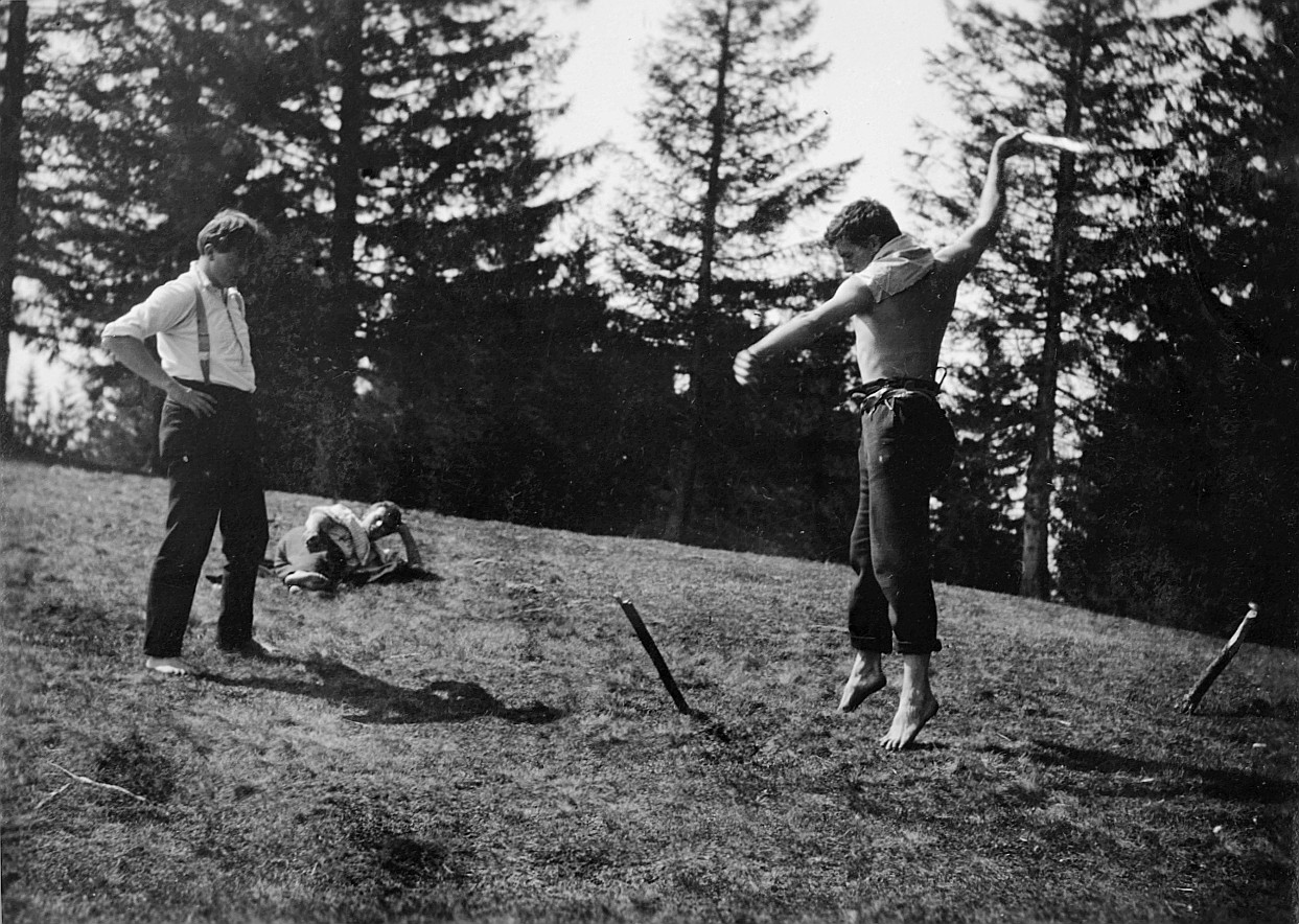 Stöchlischpiel - Wandervögel der Ortsgruppe Winterthur spielen auf der Wiese (1912)