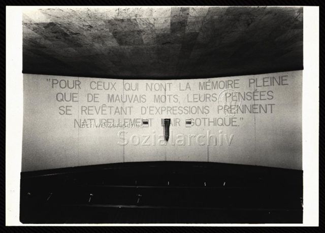 Werkansicht, Catherine Beaugrand, "Hommage á Diane Agueste" 1983, mit Text "Pour ceux qui n'ont par la mémoire...", sollte auf dem Kopf stehen