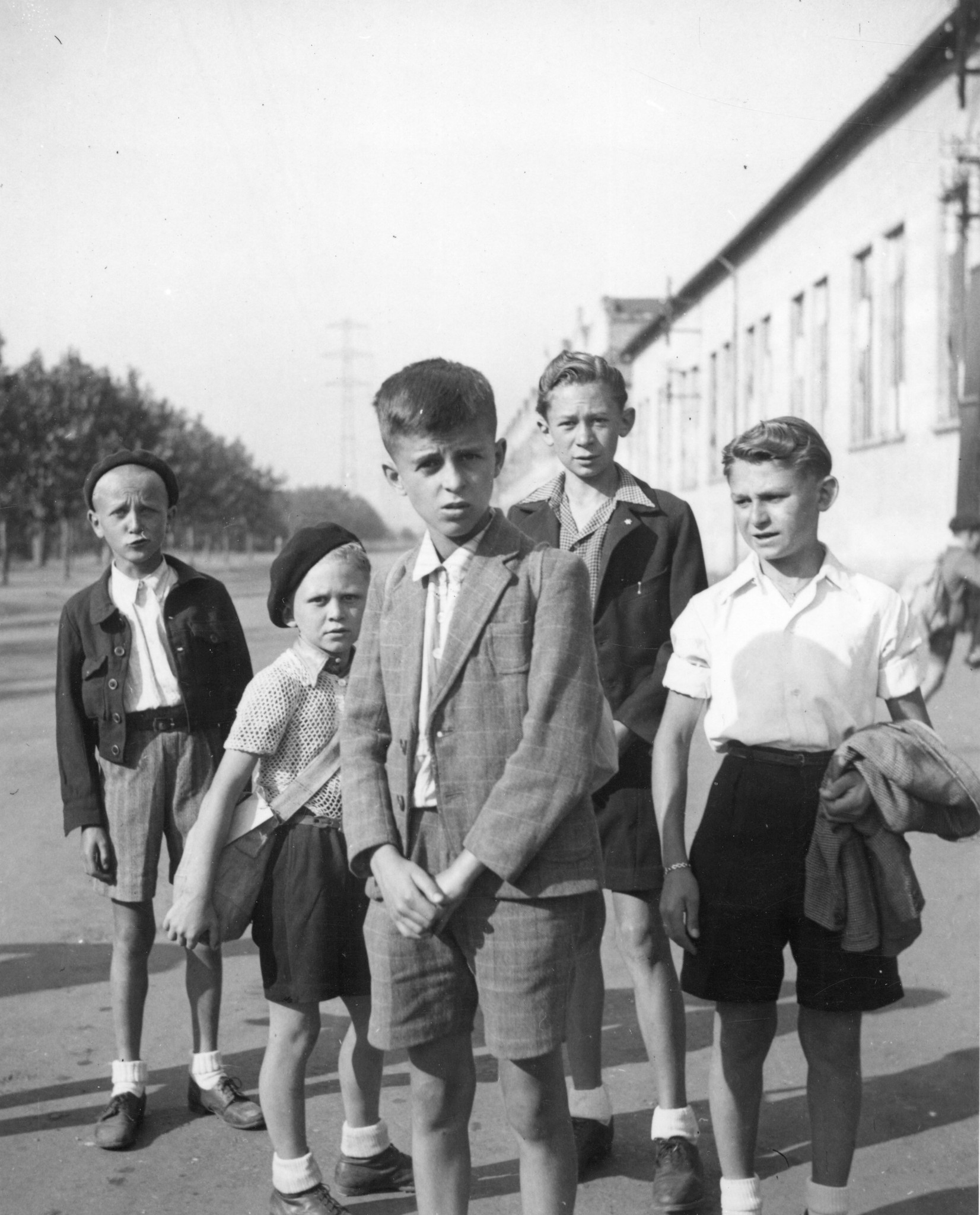 "Lyon 1945. Vor der Abfahrt der Buben in die Ferienkolonie Berliet."