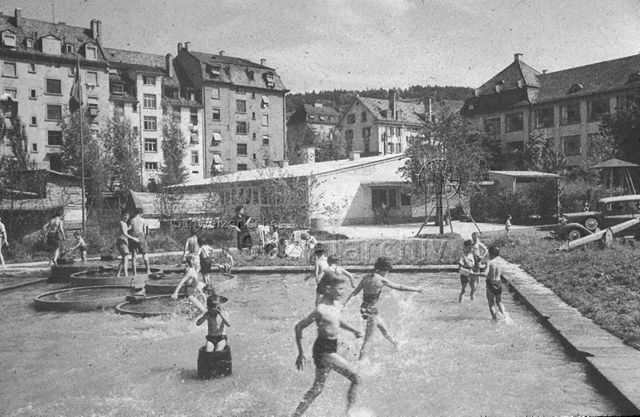 "Planschbecken, Freizeitanlage Wipkingen, Zürich" - spielende Kinder; um 1965