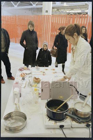 Confiserie-Aktion "zucker ziehen" von Annie Wu, abgebildet u.a. Franziska Koch