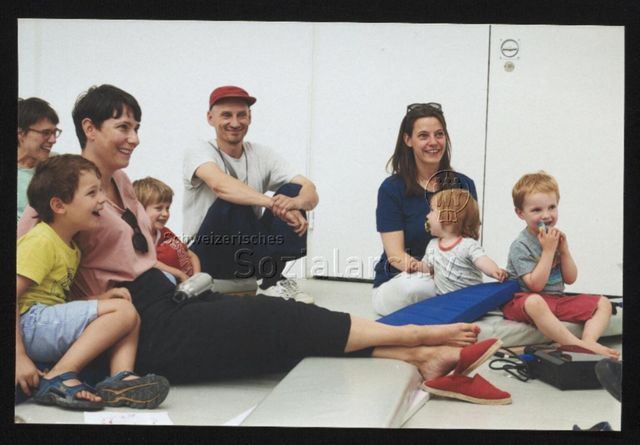 Veranstaltung, von links:Vanessa Billy, Barbara Preisig, n.n. Annette Amberg, mehrere Kinder unter acht Jahren