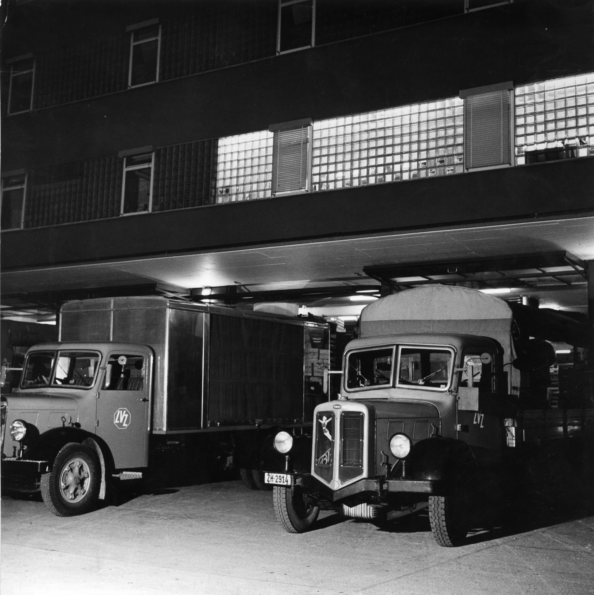Zwei parkierte Lastwagen des Lebensmittelvereins Zürich