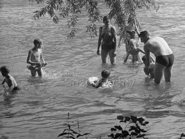 Bosco della Bella, Feriendorf für kinderreiche Familien - Kinder und Eltern beim Baden im Fluss; um 1970
