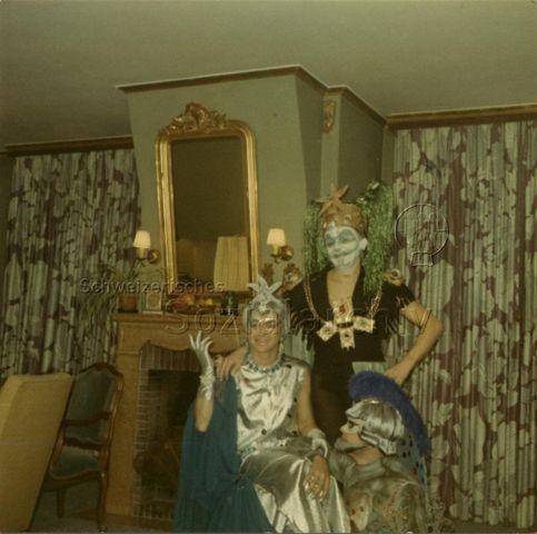 Foto aus Nachlass von Werner Dietrich - Fasnacht bei Bruno Hotz, Färberstrasse 30, Röbi Rapp (auf Stuhl) und Ernst Ostertag als Meeresgeschöpfe - ca. 1965