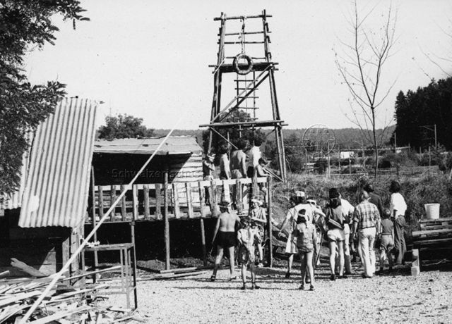"Spielaktion Winterthur" - Kinder und Erwachsene betrachten Holzturm; 1976