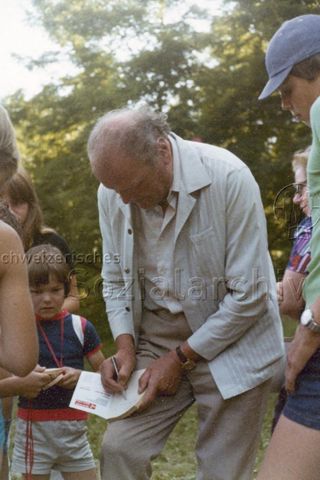Bosco della Bella, Feriendorf für kinderreiche Familien - 1. August-Feier, Willi Ritschard gibt Autogramme; 01.08.1977
