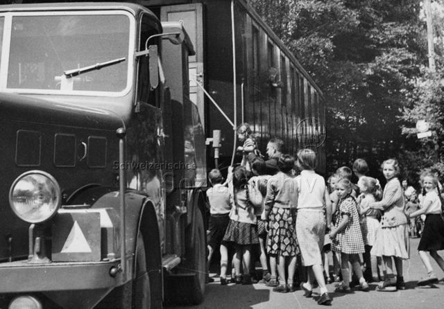 "Park im Grüene", Rüschlikon, Transport eines alten Zugwaggons - Kinder bestaunen den Wagen; um 1960