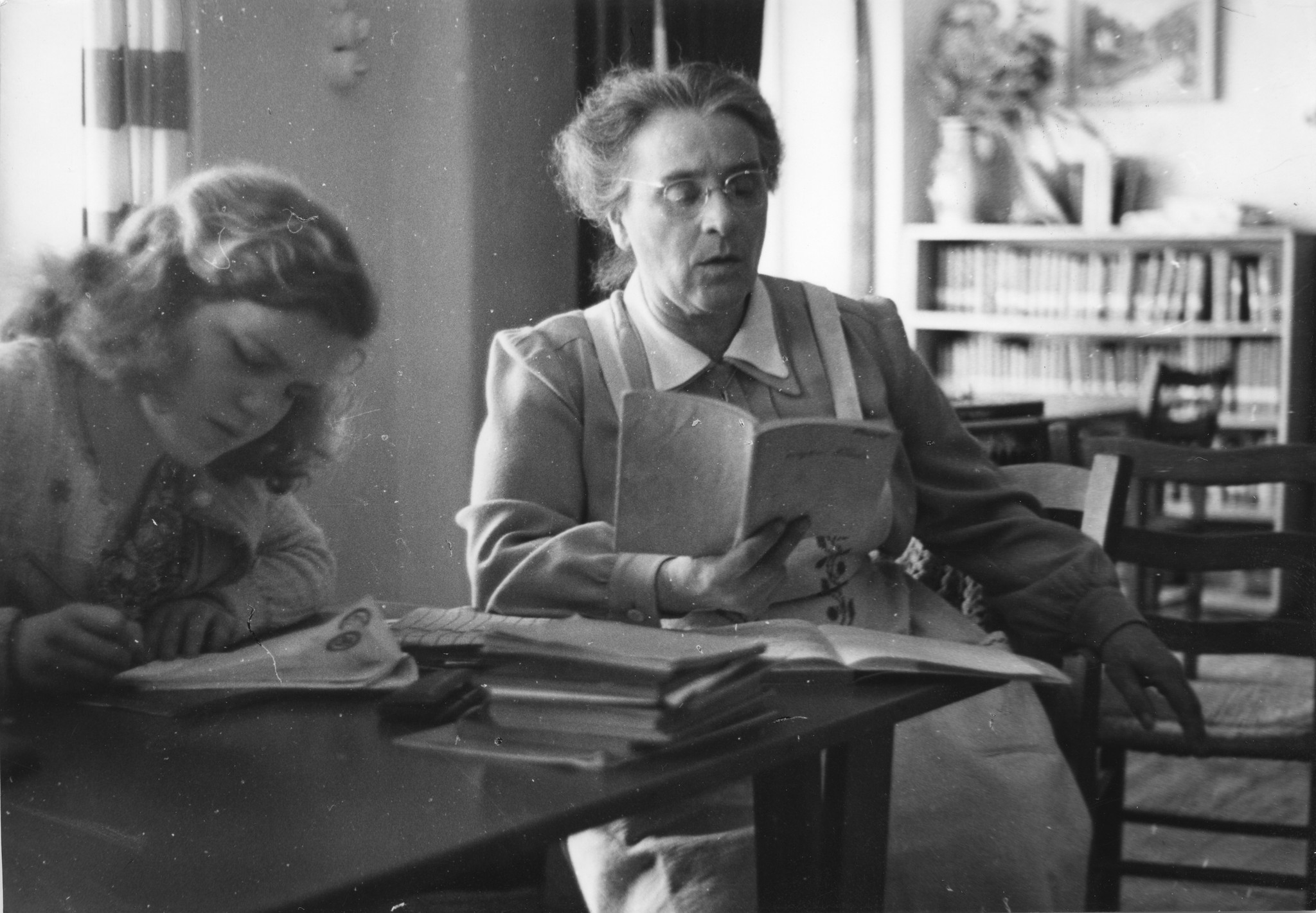 "Cavigliano - Haushaltungskurs für deutsche Flüchtlingsmädchen vom Dezember 1950 bis Februar 1951", Lehrerin und Schülerin beim Lernen mit Büchern