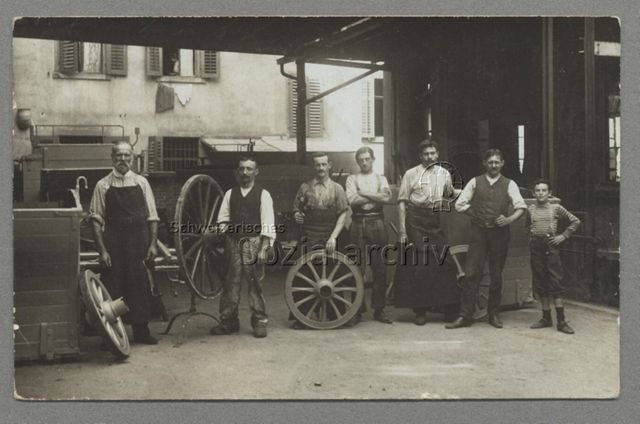 Gruppenbild Wagner in Werkstatt, datiert: 1911
