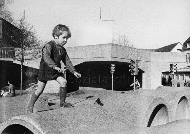 "Freizeitanlage Buchegg", Zürich - Junge spielt auf Betonröhren in einem Verkehrsgarten; um 1970