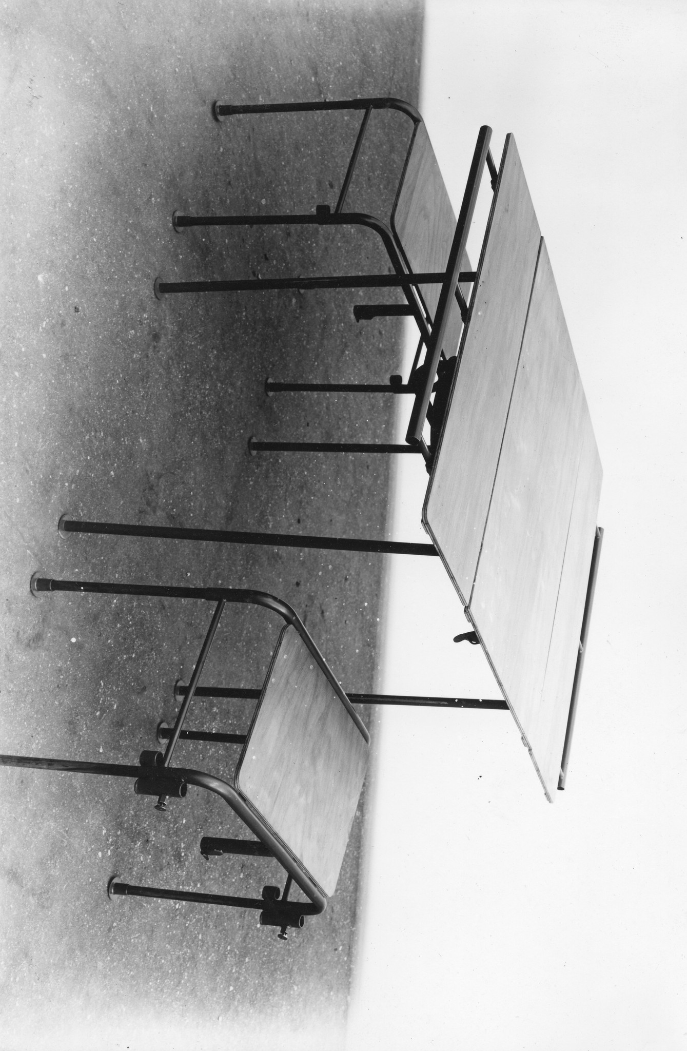 "La remorque du vélo est devenue une table!"; aus Teilen eines Velos wurde ein Tisch