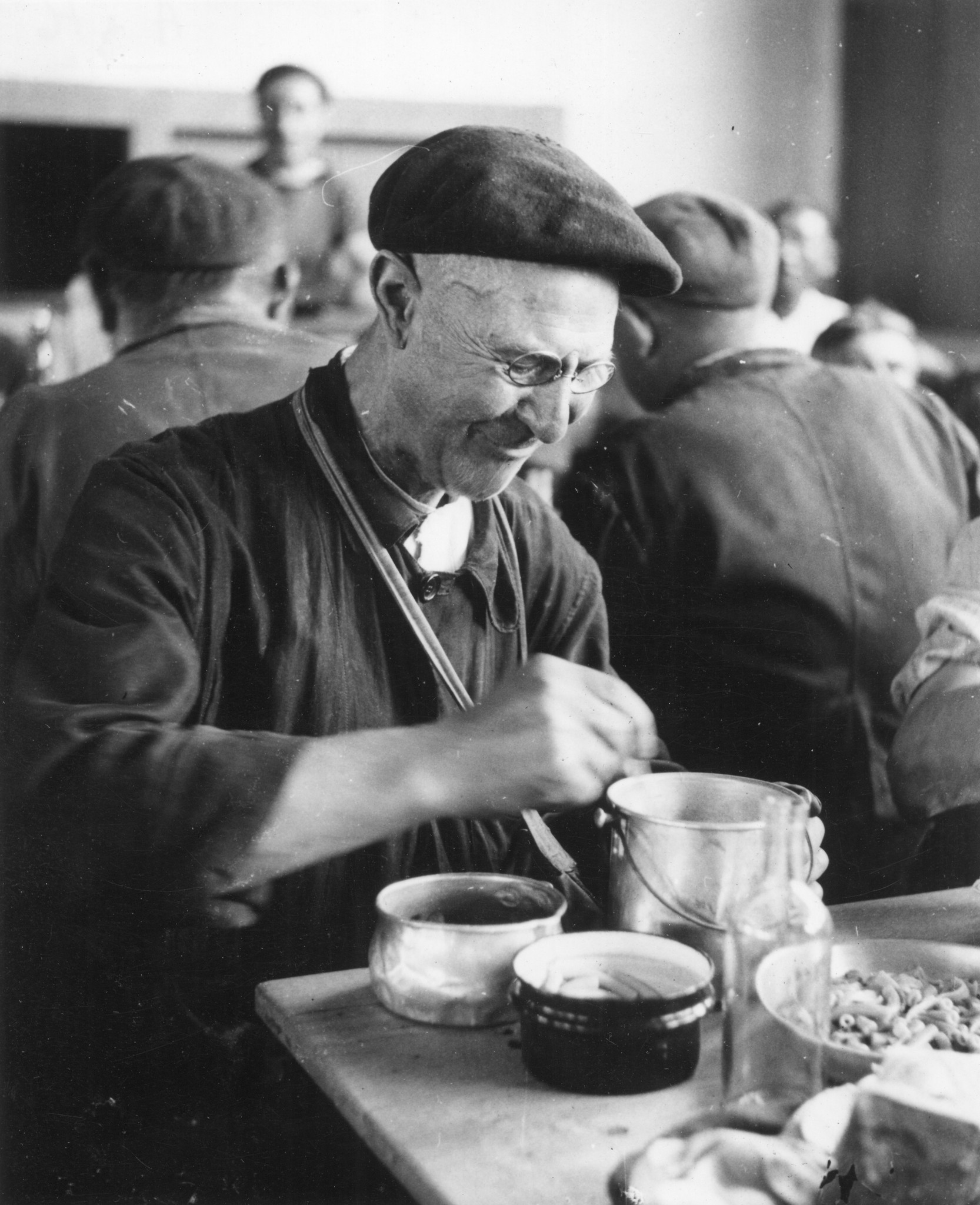 "Ein "Alter", der regelmässig seine Milch und Käse [vom SAH] holen kann.", "Lyon 1945. SOMUA-Arbeiter beim Mittagessen in der Kantine." Société d'Outillage Mécanique et d'Usinage d'Artillerie (SOMUA), Unternehmen der Rüstungs- und Kraftfahrzeugi