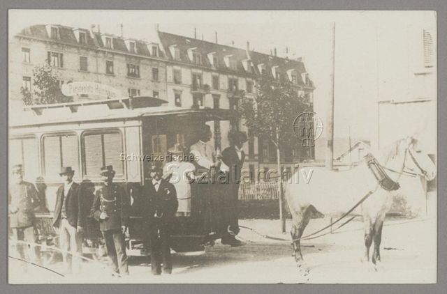 Das Rösslitram (Strassenbahn, von einem Pferd gezogen) für die Strecke Paradeplatz-Helmhaus, Zürich, um 1900