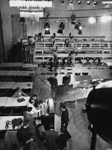 "Vorbereitung zur Fernsehsendung 'TV-Muggedätscher'; Menschen, Spiele, Situationen mit Peter Wyss, heute aus Bern"; um 1965