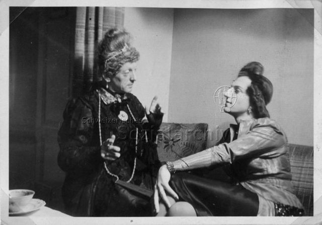 Rolf und Bertie Wolf (rechts) als Transvestit - ca. 1943