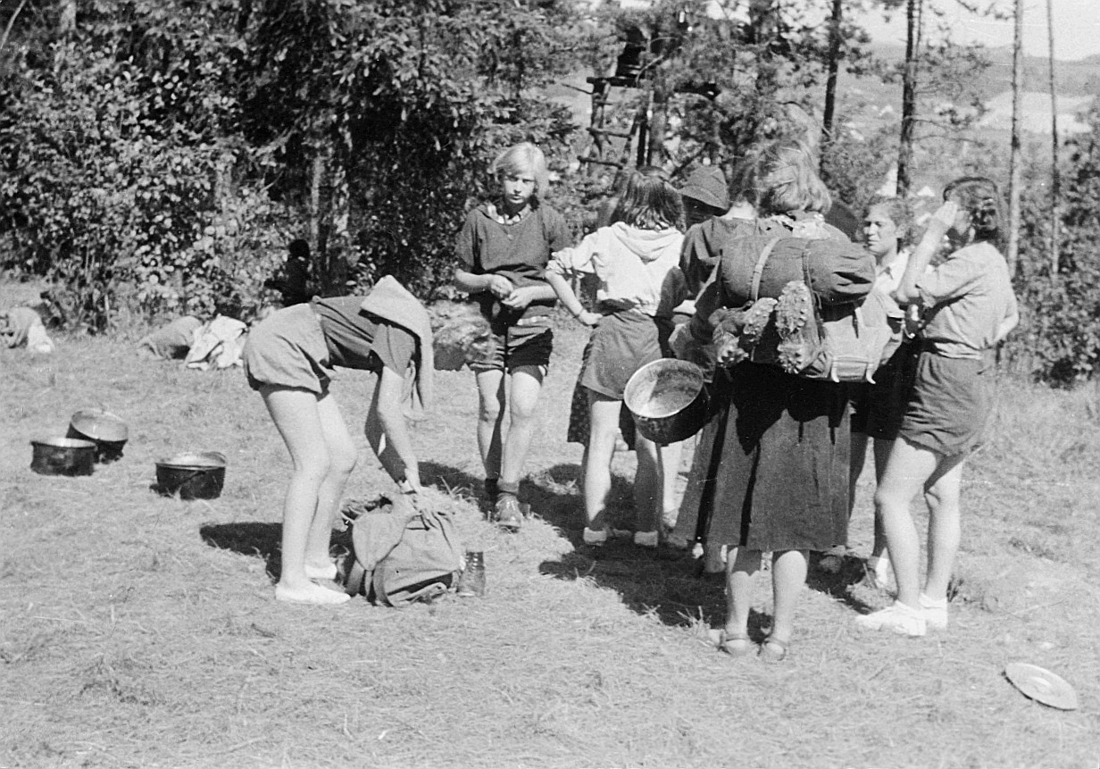 Wandervogel-Landsgemeinde in Rekingen - Kleingruppe Wandervögel (Frauen), zum Teil Rucksack, Lagerpfanne oder Bergschuhen auf den Sc