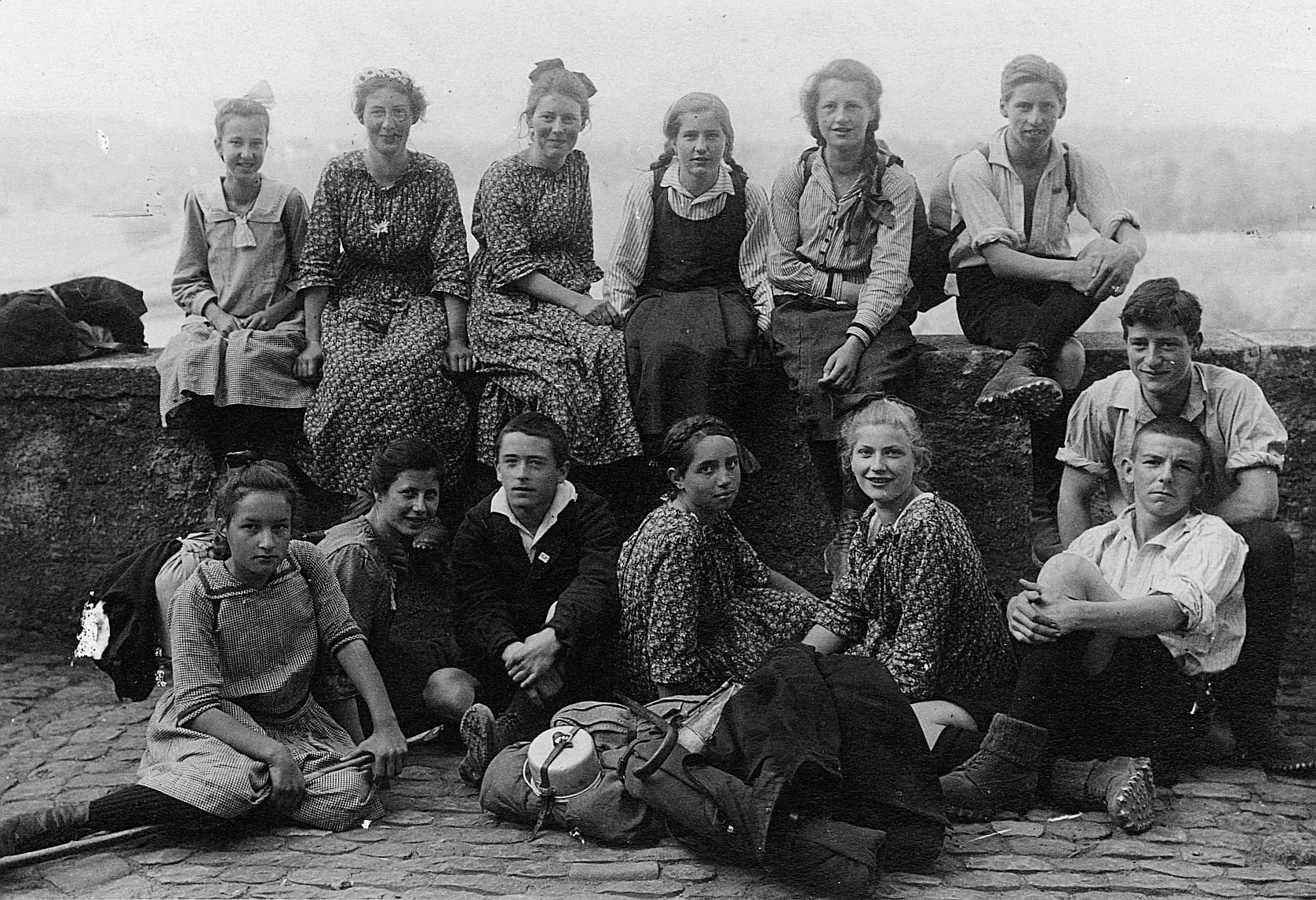 Gruppenporträt der Zürcher Ortsgruppe (?) an der Wandervogel-Landsgemeinde in Biberstein - Steinpflaster (1918)