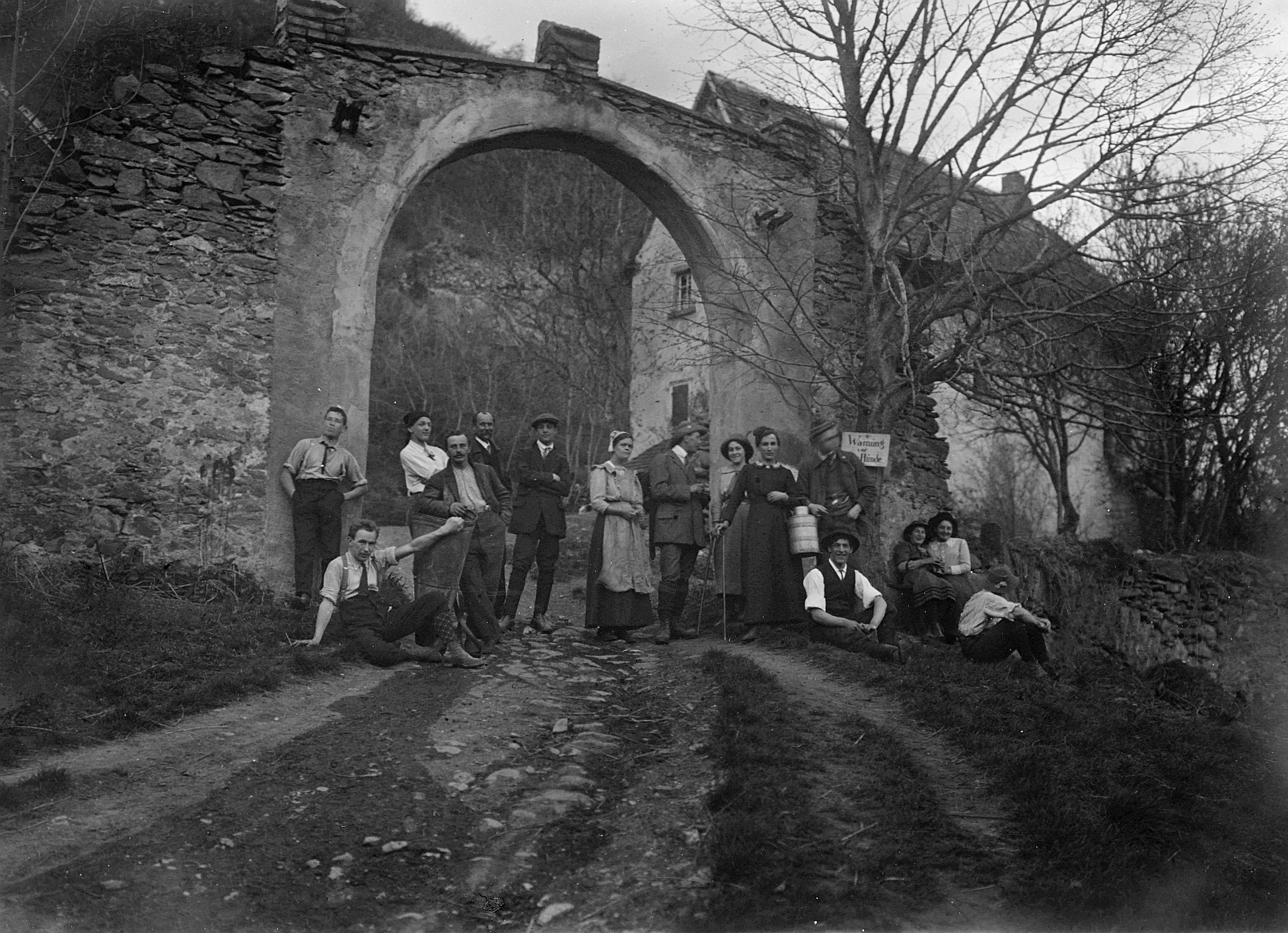 Hohen Krähen - Gruppenporträt der Wandervögel der Ortsgruppe Winterthur vor dem Tor einer Burgruine (vermutlich) (1912)