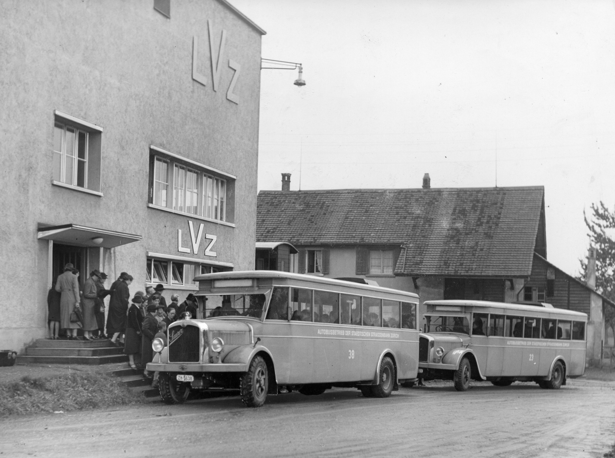 Betriebsbesichtigung des Lebensmittelvereins Zürich an der Turbinenstrasse: Transport per Autobus