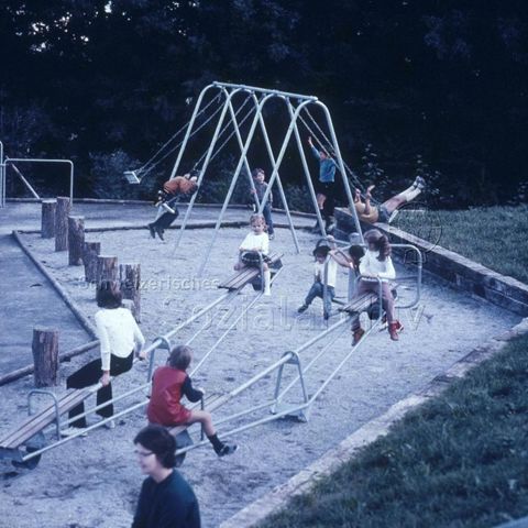 "Siedlungsspielplatz Adliswil" - spielende Kinder, Schaukel, Wippe; um 1975