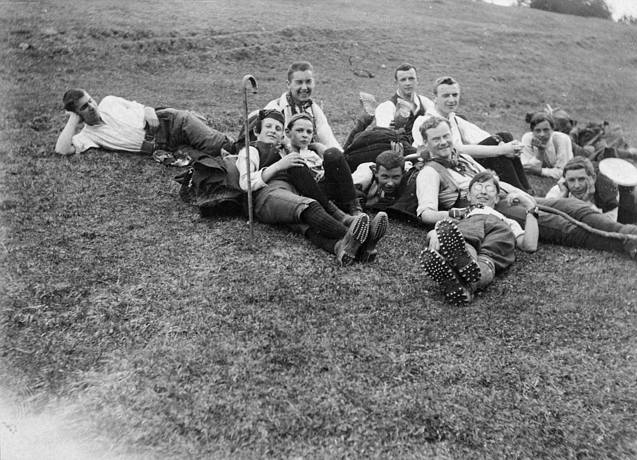 Rast auf der Wiese der Wandervogel-Ortsgruppe Aarau (vermutlich während einer Wanderung) - Fotoalbum von Paul Burkhart (1913)