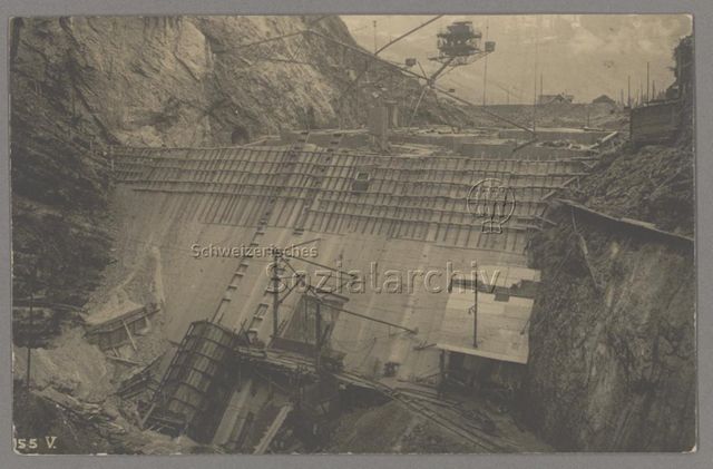Kraftwerk Wäggithal, Staumauer im Schräh