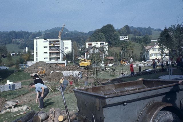 "Siedlungs- und Quartierspielplätze: Siedlungsspielplatz Stocken, Ebnat-Kappel SG" - Baustelle des Kinderspielplatzes auf einer grossen Wiese; um 1970