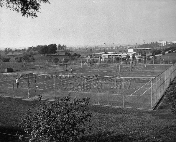 "Cheviot Hills", Los Angeles (?) - Ansicht einer Sportanlage mit Tennisplätzen; um 1970