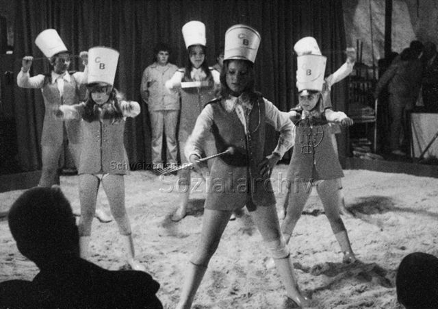 "Kinderzirkus Basilisk" - Kinder bei einer Aufführung in der Manege; 1970