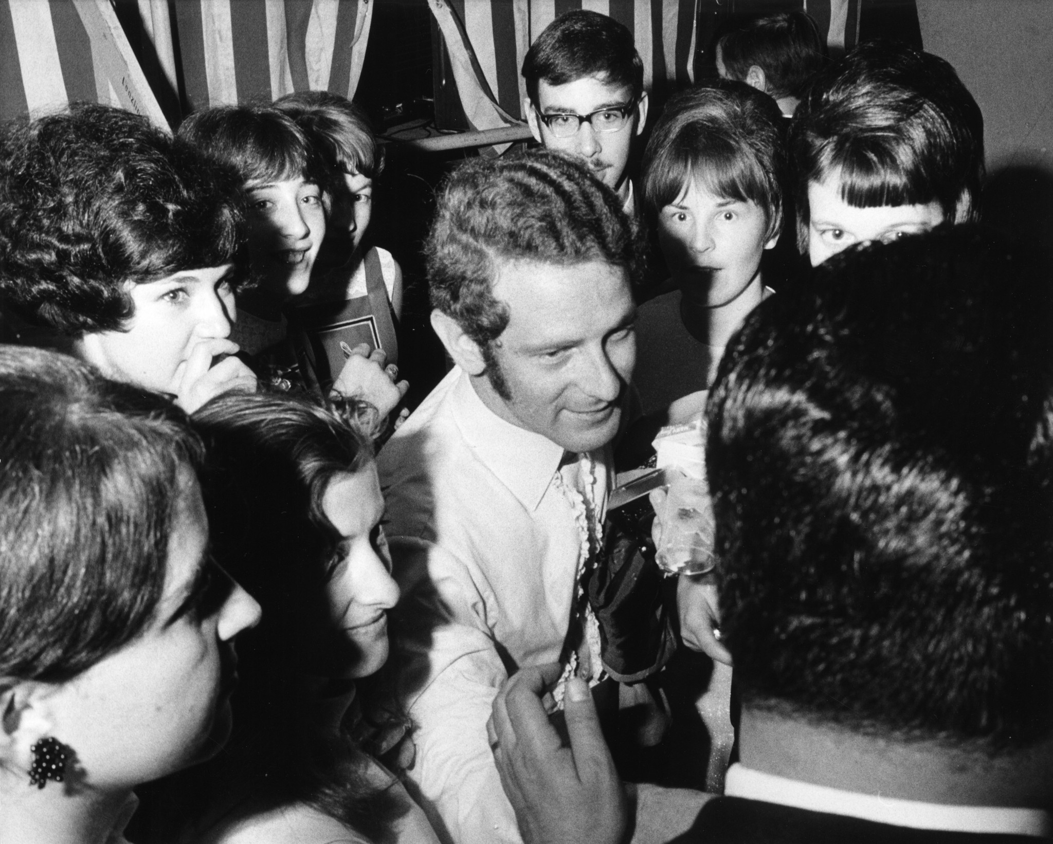 Jubiläum 90 Jahre Lebensmittelverein Zürich 1968: Dicht gedrängte Gruppe von Jugendlichen umringt den Schlagersänger Peter Hinnen