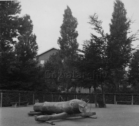 "Malmö - Flugzeug in einem Kinderspielplatz"; um 1950