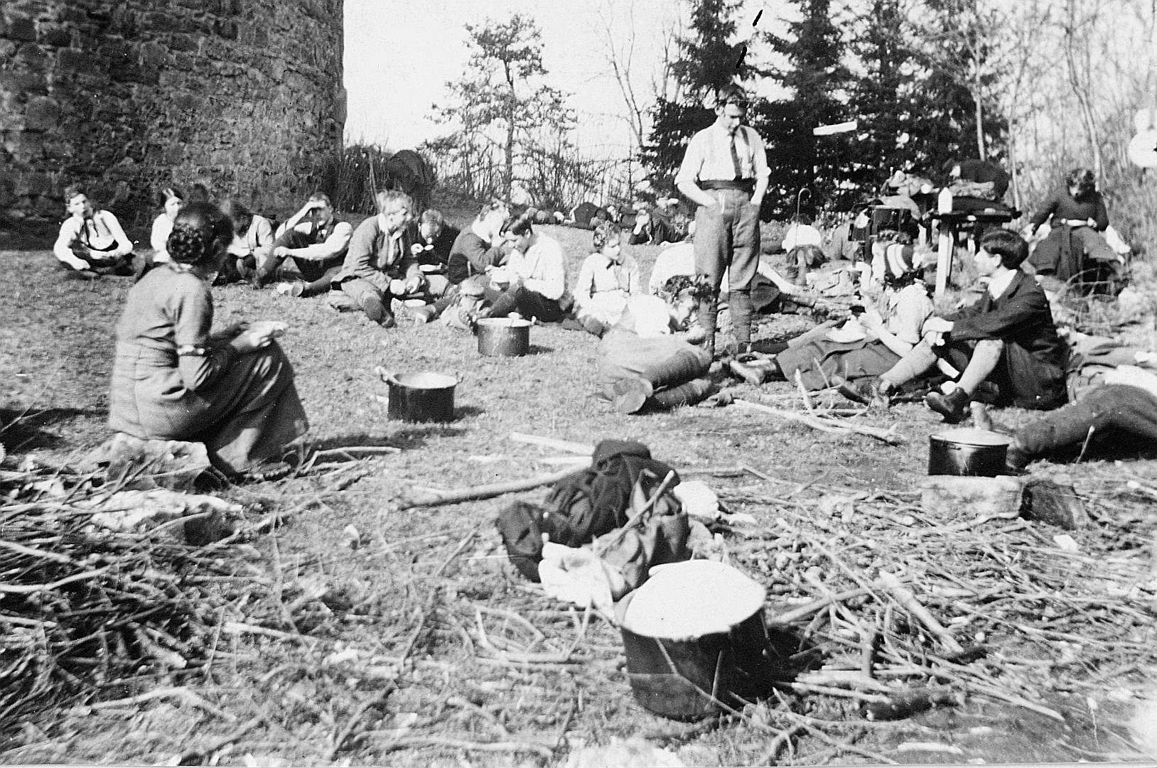 Zusammenkunft auf der Küssaburg: Wandervögel sitzen auf der Wiese bei einer Mahlzeit (1914)