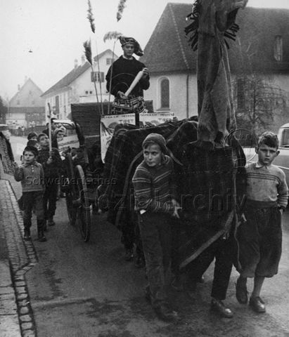 "Jugend-Kiosk Regensdorf" - Kinder bei einem Umzug zum Bücherkiosk; 1961