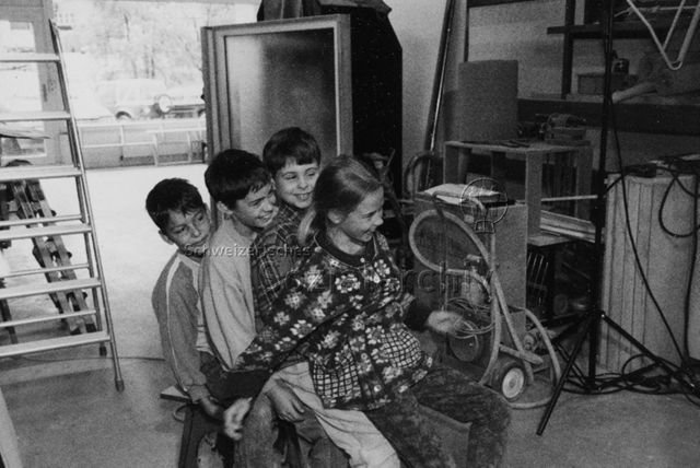 "Aktion 'Kinder besuchen ihre Eltern am Arbeitsplatz' - Aufnahmen in der 3. Primarschulklasse in Davos für die 'mitenand'-Sendung vom 03.11.1996 im SF DRS" - Vier Kinder in der Werkstatt; 1996