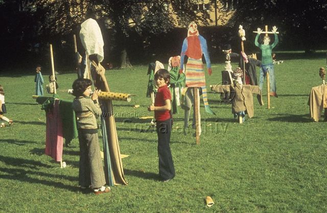 "Spielbus Zürich" - Kinder mit gebastelten Vogelscheuchen; 1977