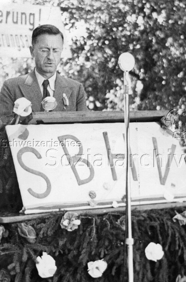 Michael Rösch an der Landsgemeinde der Bau- und Holzarbeiter in Stäfa im Sept. 1945